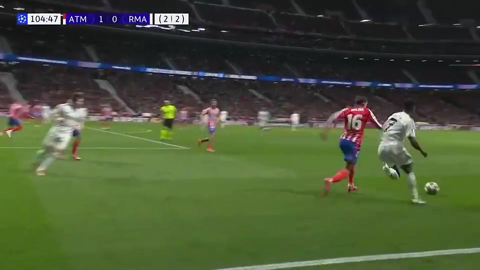 此前维尼修斯被断后直接摆烂贝林拍地怒吼维尼修斯