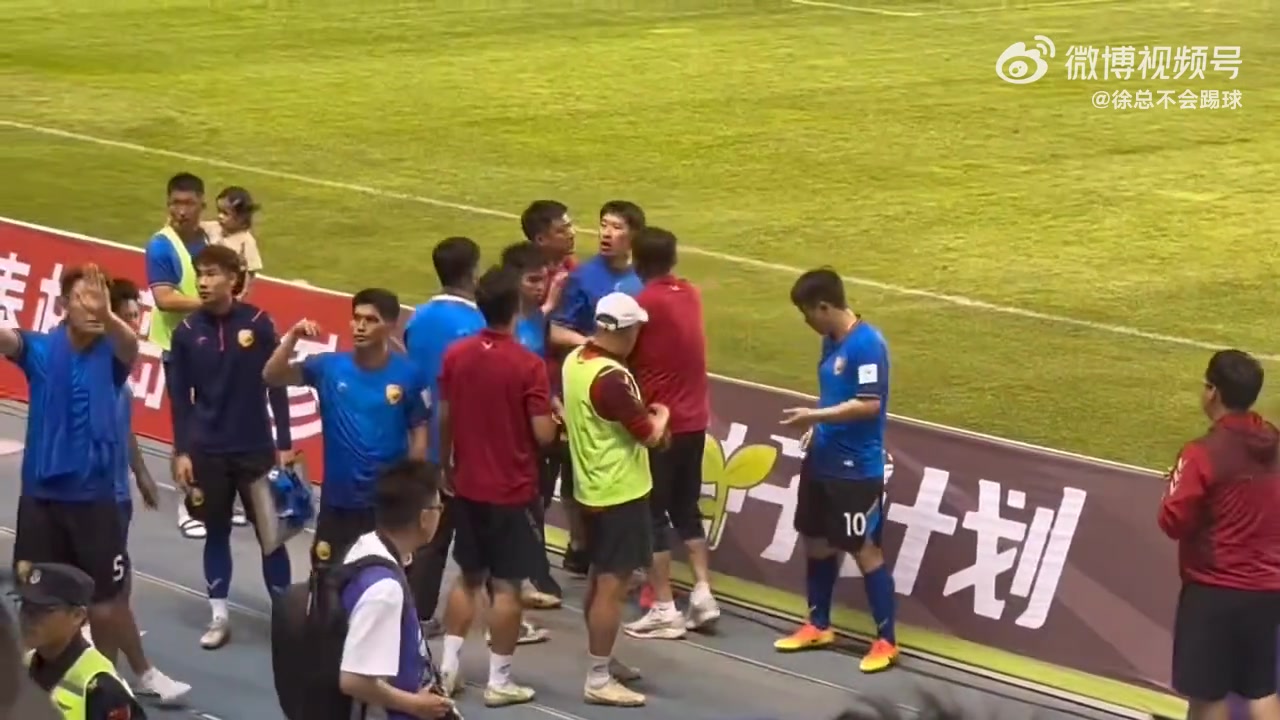 大连鲲城输球赛后球员和球迷对骂队友赶忙捂嘴制止