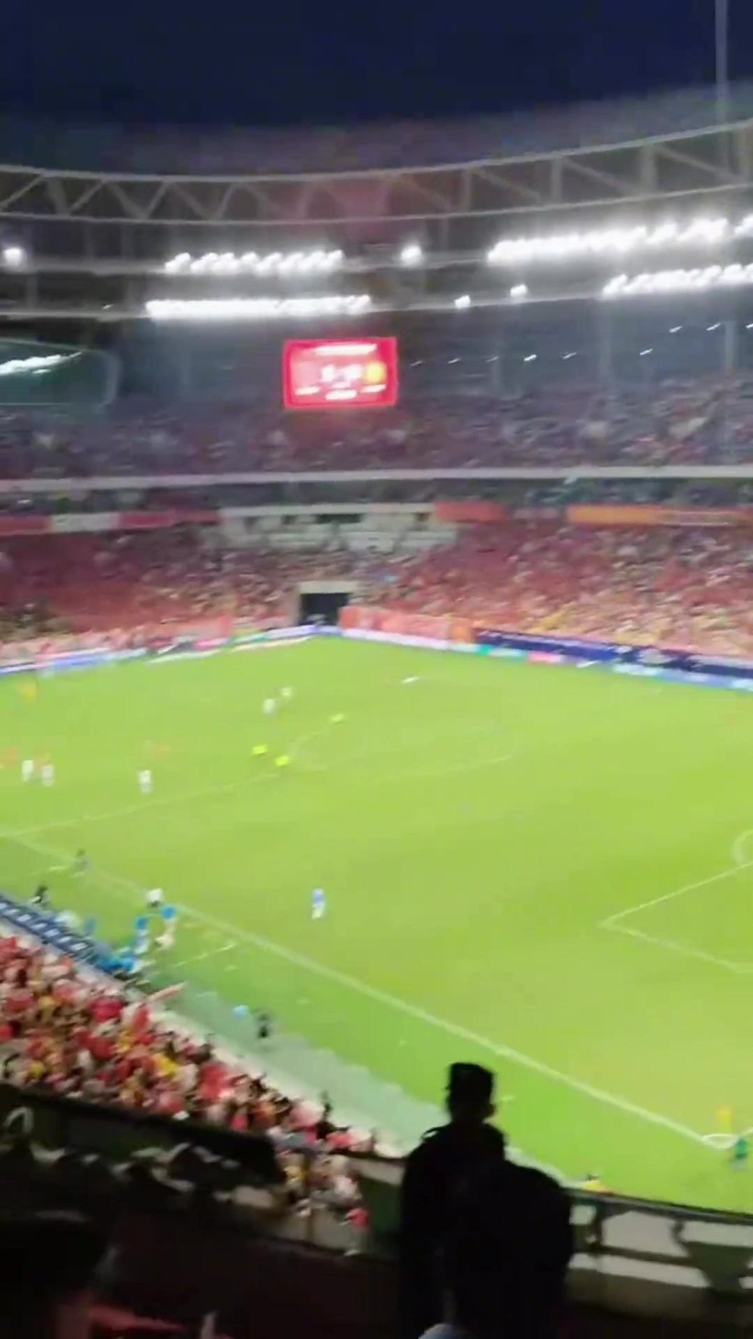 实拍远征成都的国安球迷不满球队表现一盘散沙丢人现眼