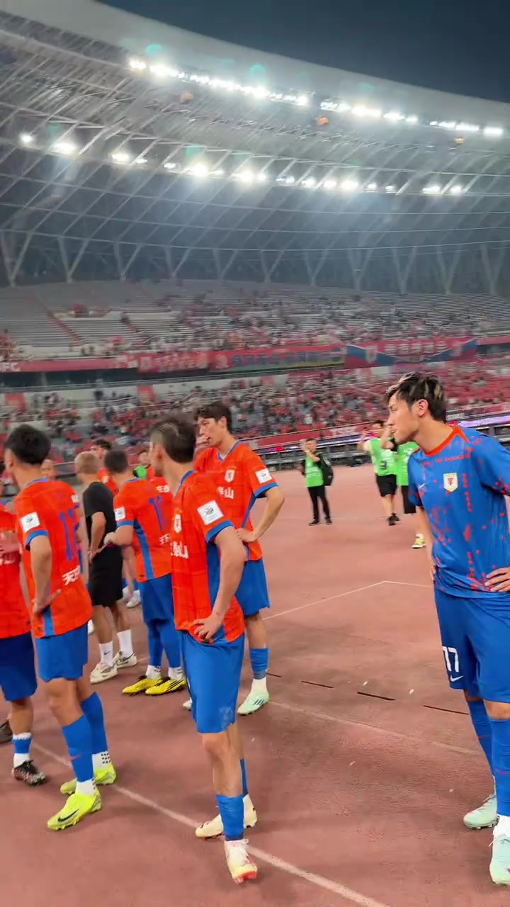 山东泰山队员赛后在下课声中谢场略显尴尬