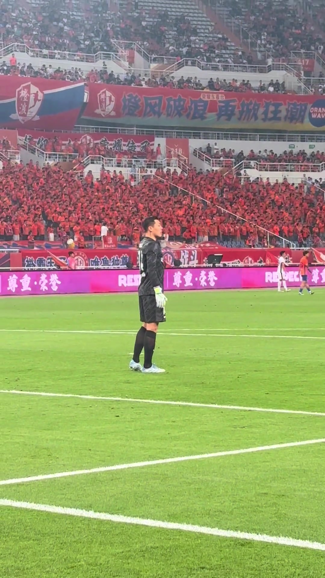 泰山主场13不敌成都蓉城王大雷情绪失控对着教练席激动喊话