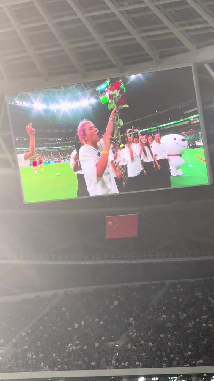 比比赛还精彩实拍工体上演女生向男生求婚成功温馨画面