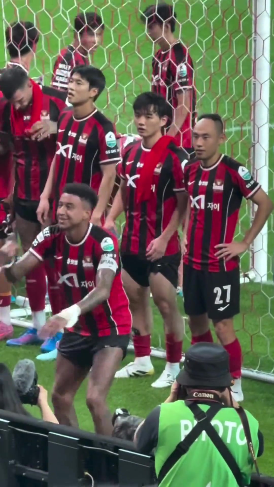 首尔舞王林加德世界波帮助球队获胜赛后谢场时与球迷互动