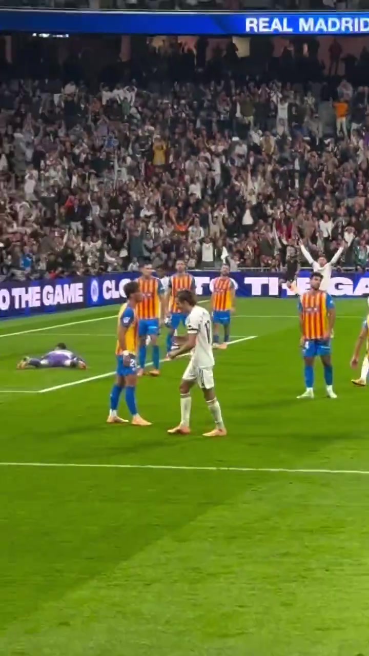 极致的暴力近距离看卡雷拉斯暴射皮球几乎不转左右晃动