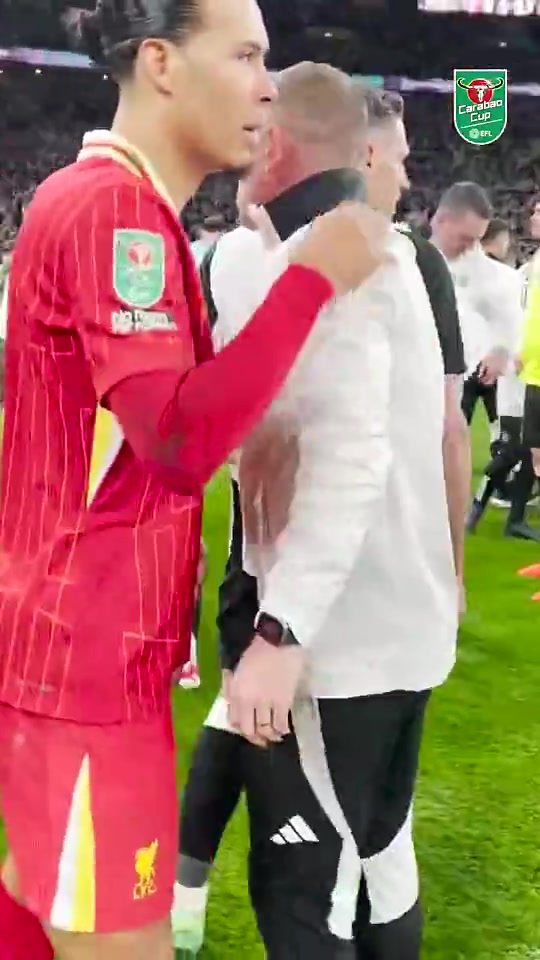 网友观察范迪克看伊萨克的眼神不得不让红军球迷浮想联翩