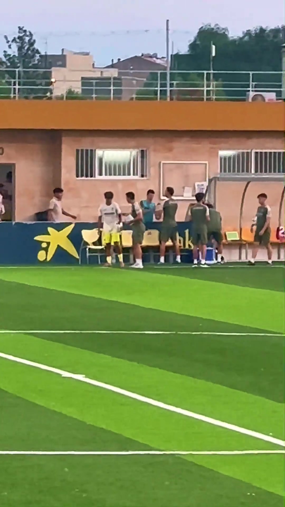 细节比赛中场休息时教练单独对刘凯源开小灶但刘凯源西语差些