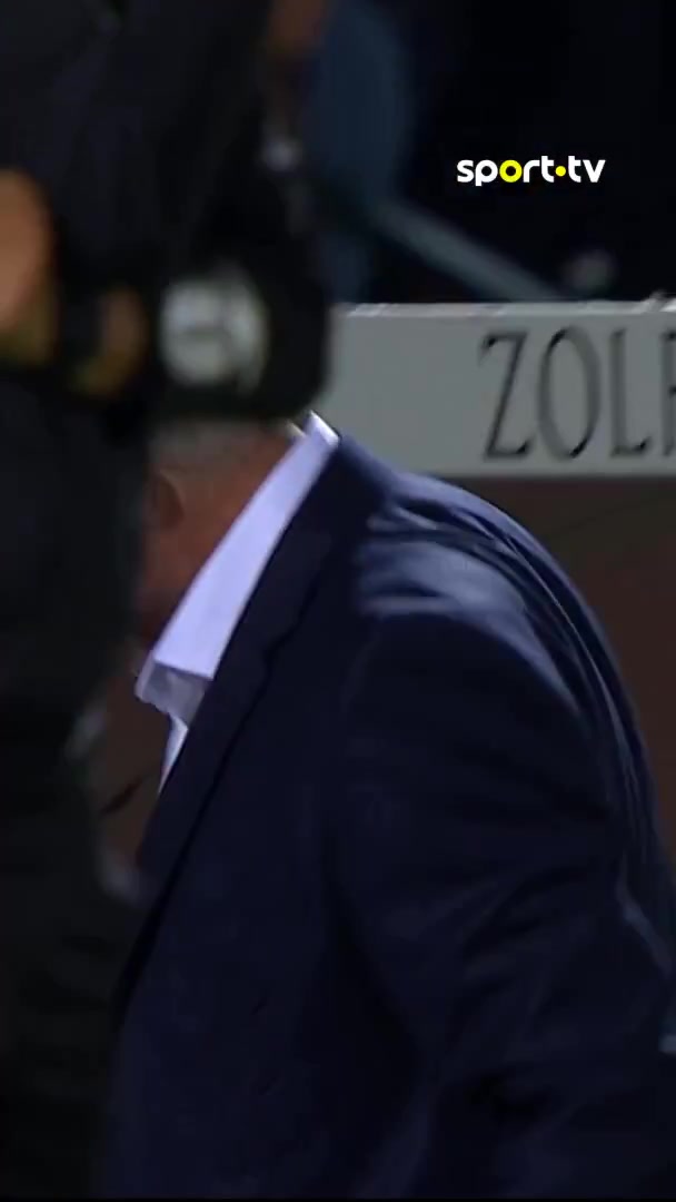 玩嗨了穆里尼奥回归本菲卡首秀场边上演扑球动作