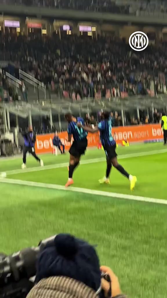 实拍收获蓝黑处子球后比塞克向蓝黑拥趸们介绍迪乌夫