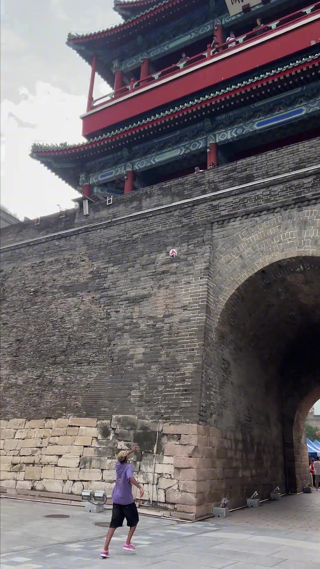 亚马尔在长城挑战高空停球一个大脚把鞋踢飞