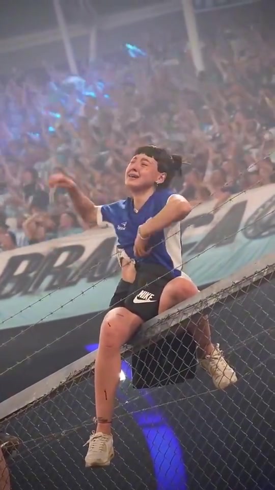 真球迷啊此前阿根廷女球迷爬上铁网庆祝却被划破衣服