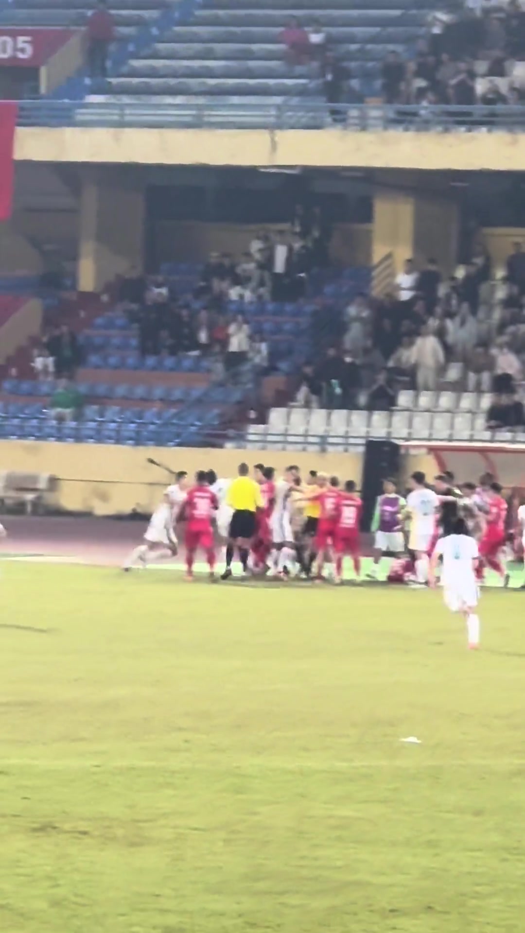 现场视角再看国安冲突王刚遭对手推搡曹永竞为其出头使出环抱