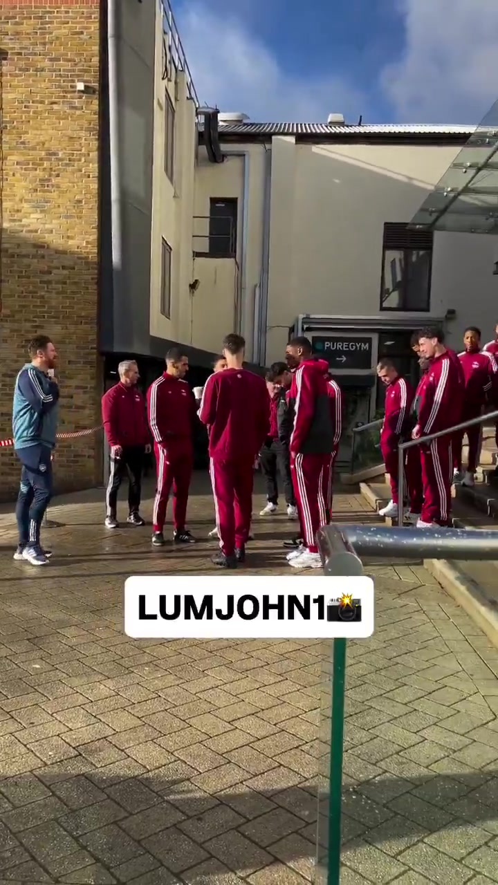 阿森纳全队今天早上进行了北伦敦德比赛前散步