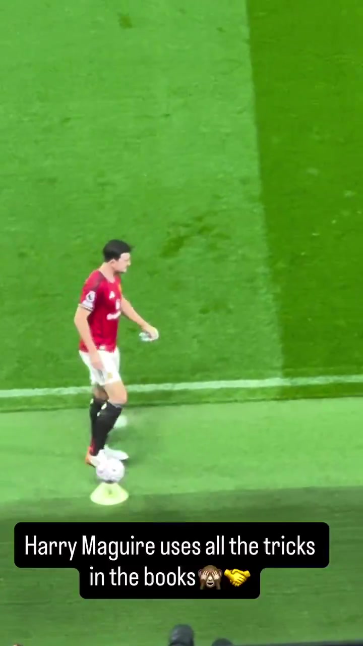 被换下场的马奎尔偷偷踢走比赛备用球帮助球队拖延时间