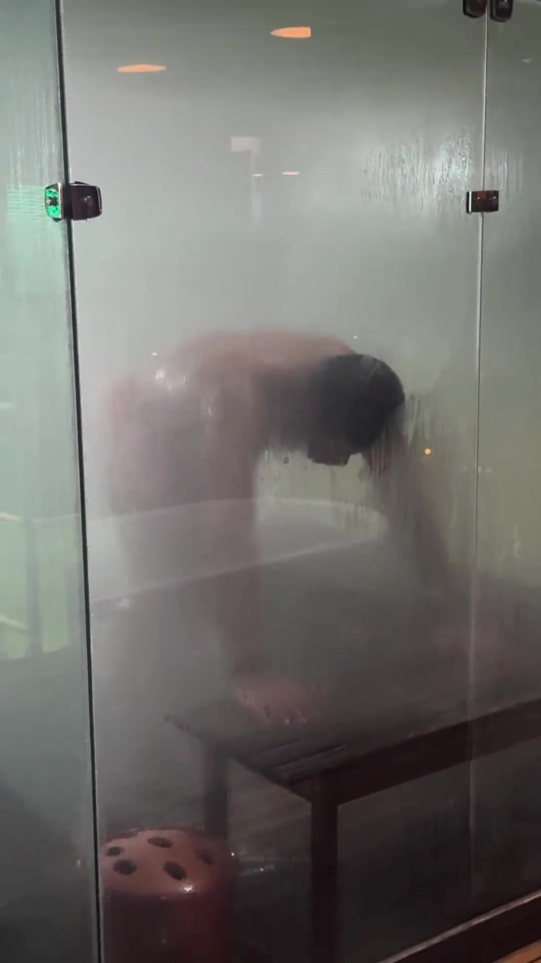 冰火两重天38岁胡尔克桑拿房出来后直接泡冰浴身体太强了