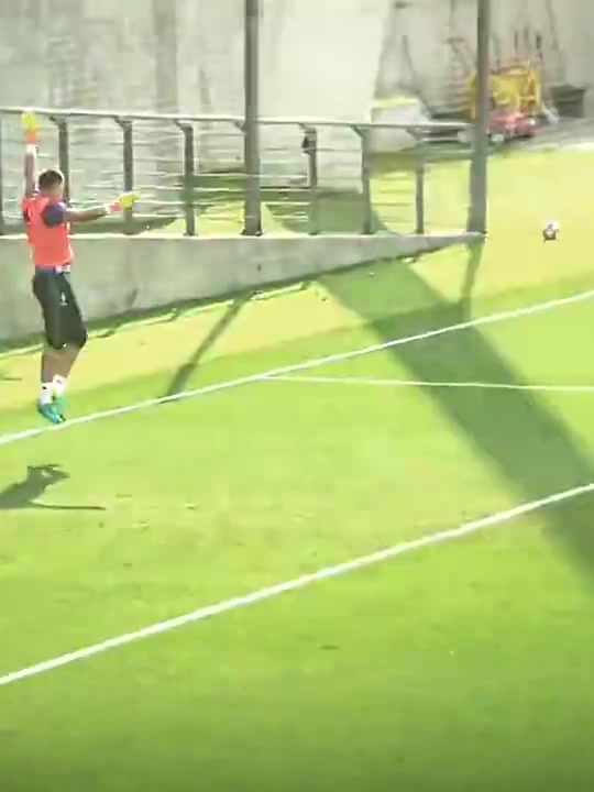 巴尔韦德新兵蛋子时期被C罗一顿猛射给小孩看懵了