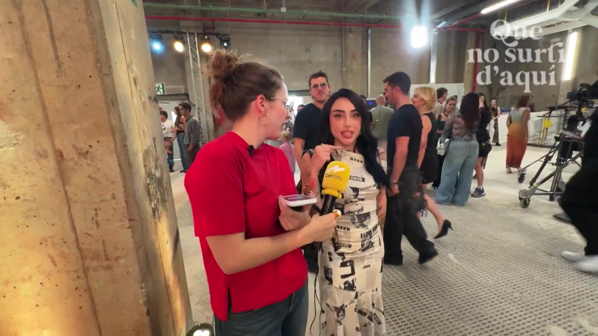 硬伤亚马尔女友活动穿10cm恨天高仍比女记者矮一头