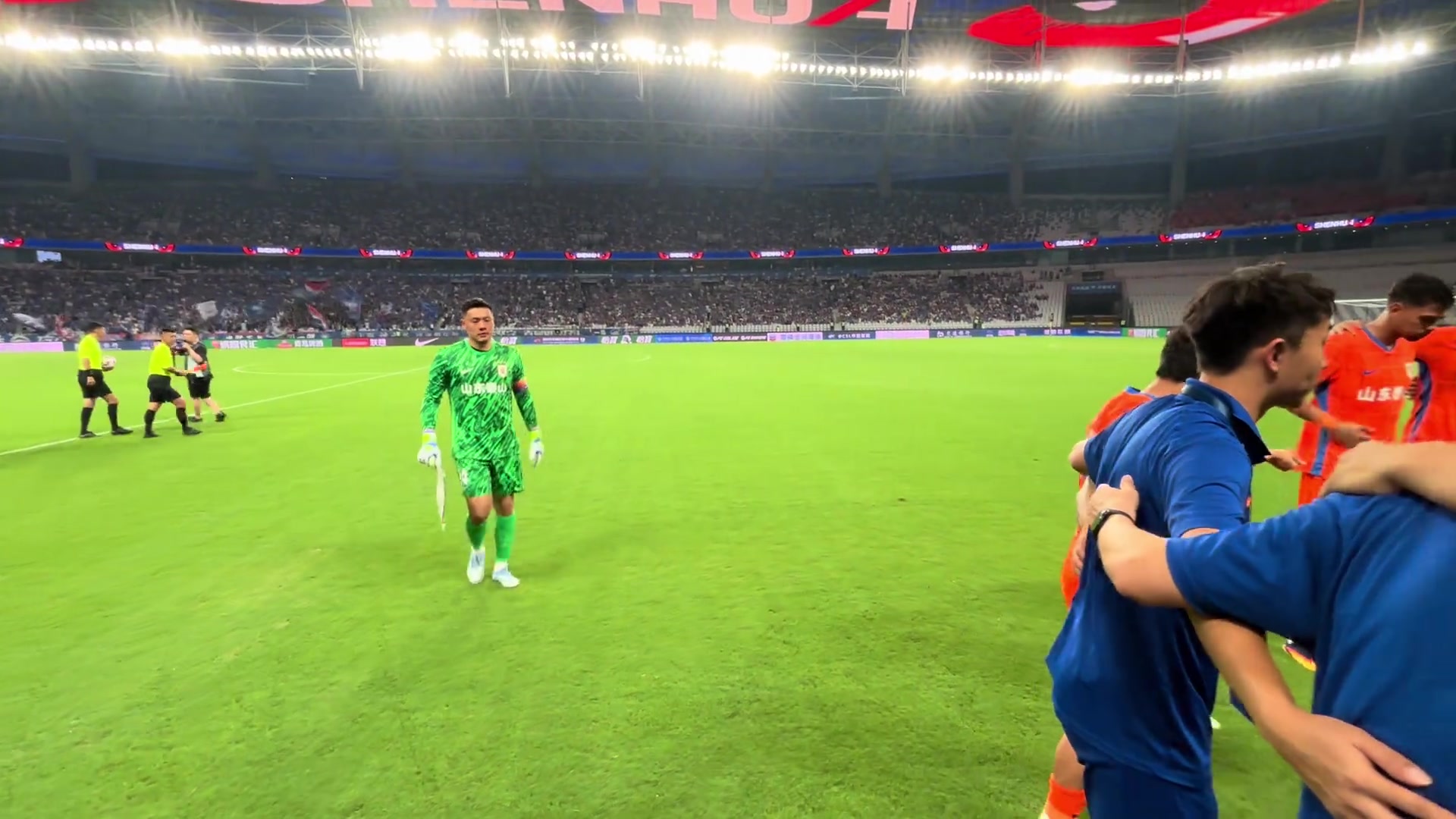 王大雷赛前鼓励全队拿出上一场的斗志来兄弟们一起加油