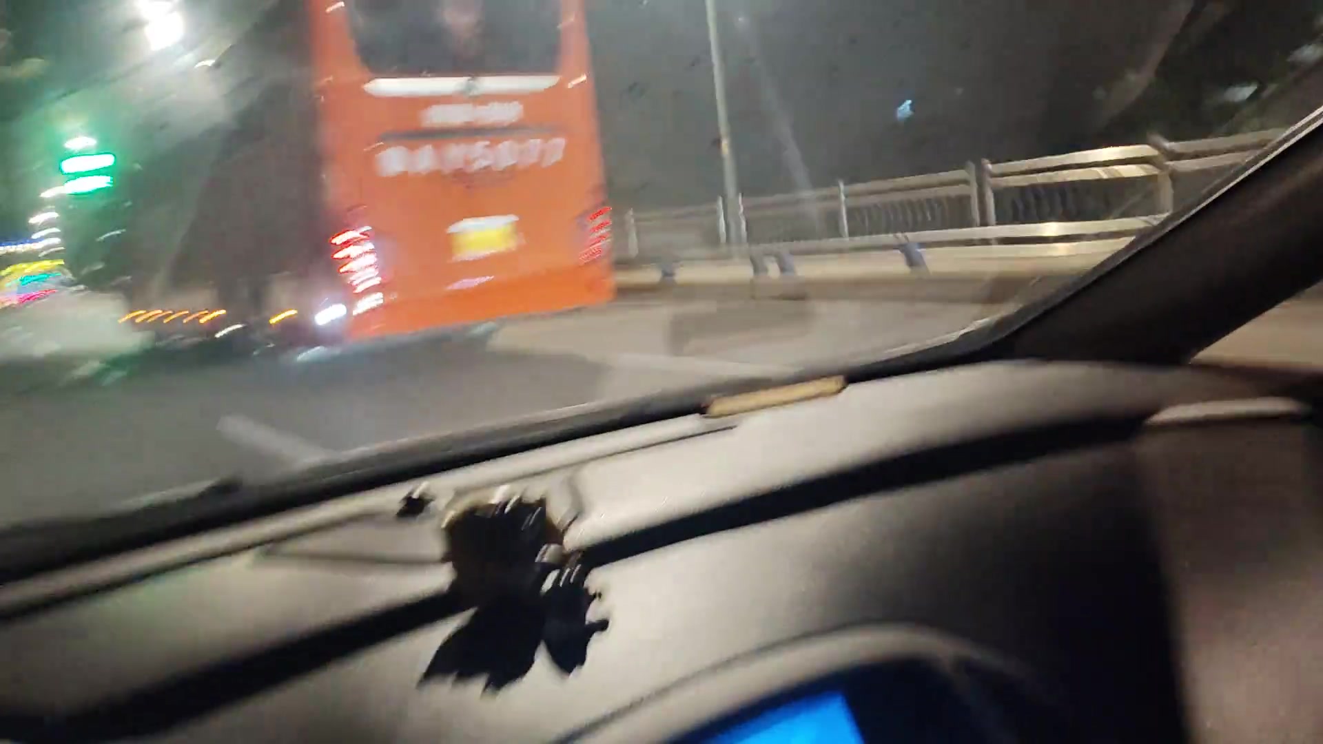 一家亲泰山球迷在路上遇到球队大巴双方互相鸣笛致意