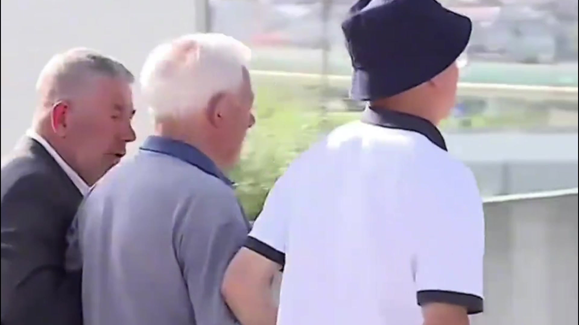 白发人送黑发人若塔祖父在守灵仪式上眼眶通红