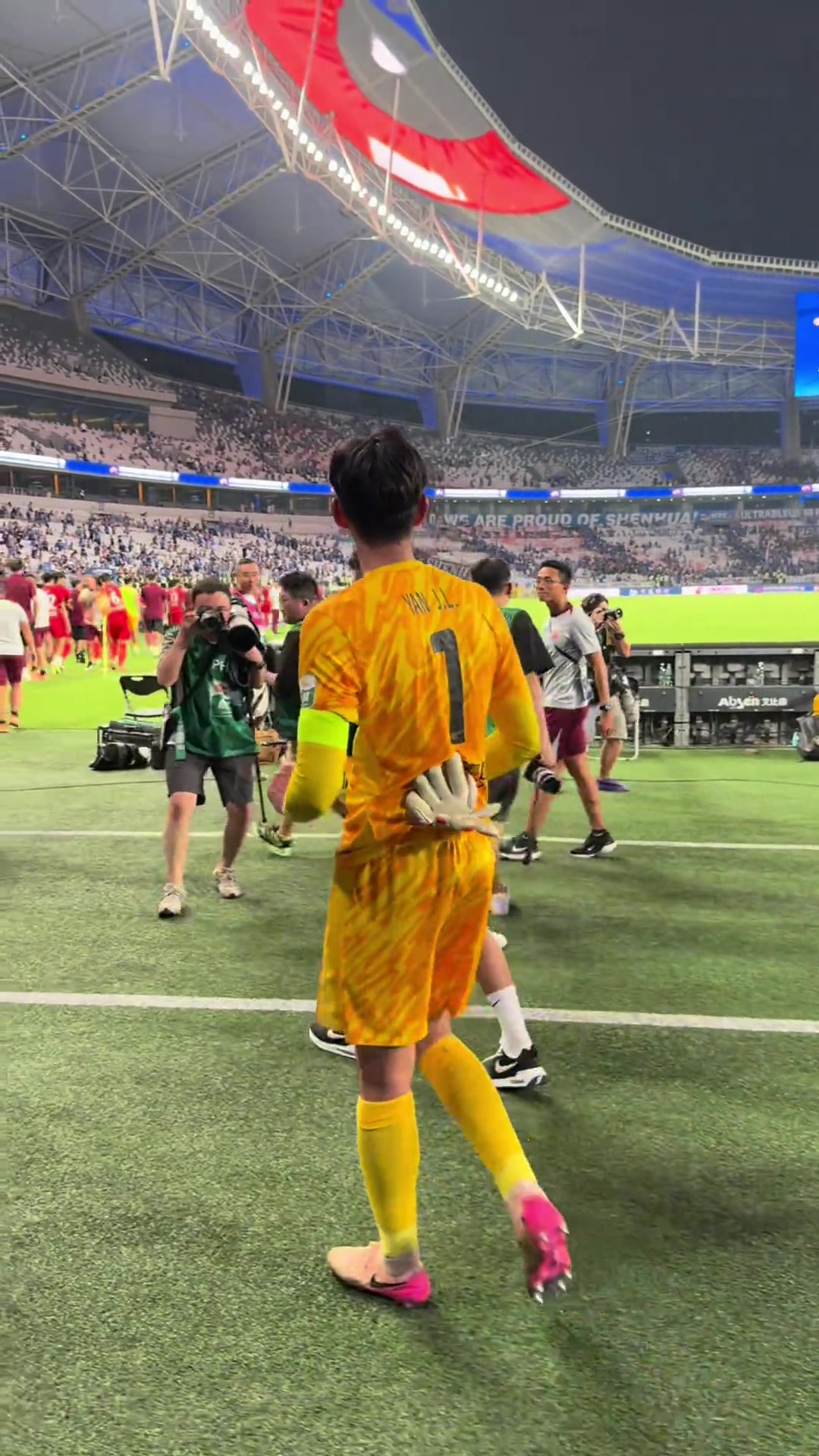 申花球迷狂骂武磊淡定地掏出手机拍下看台球迷辱骂自己