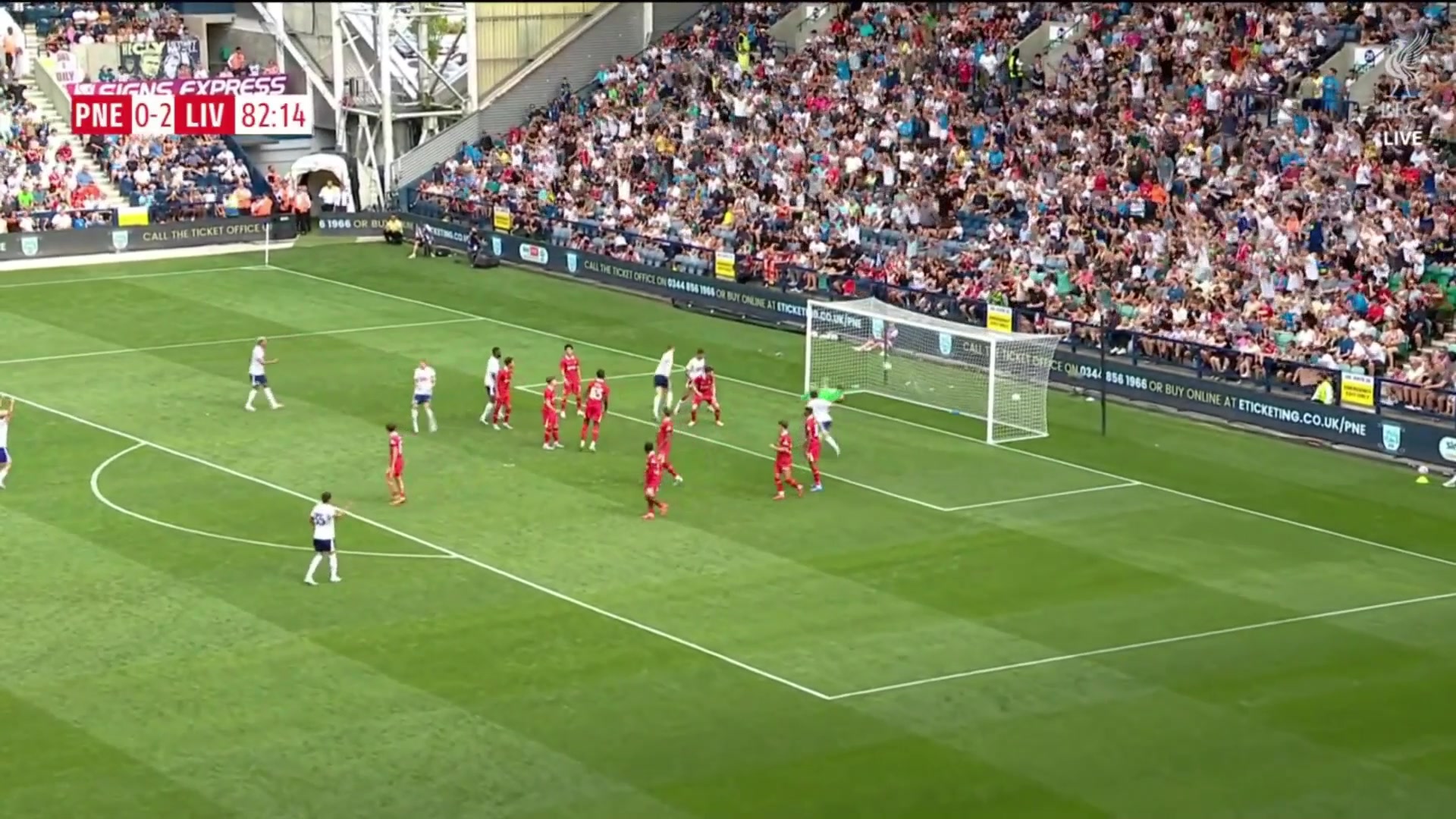 势大力沉普雷斯顿球员林德希头槌轰门扳回一球