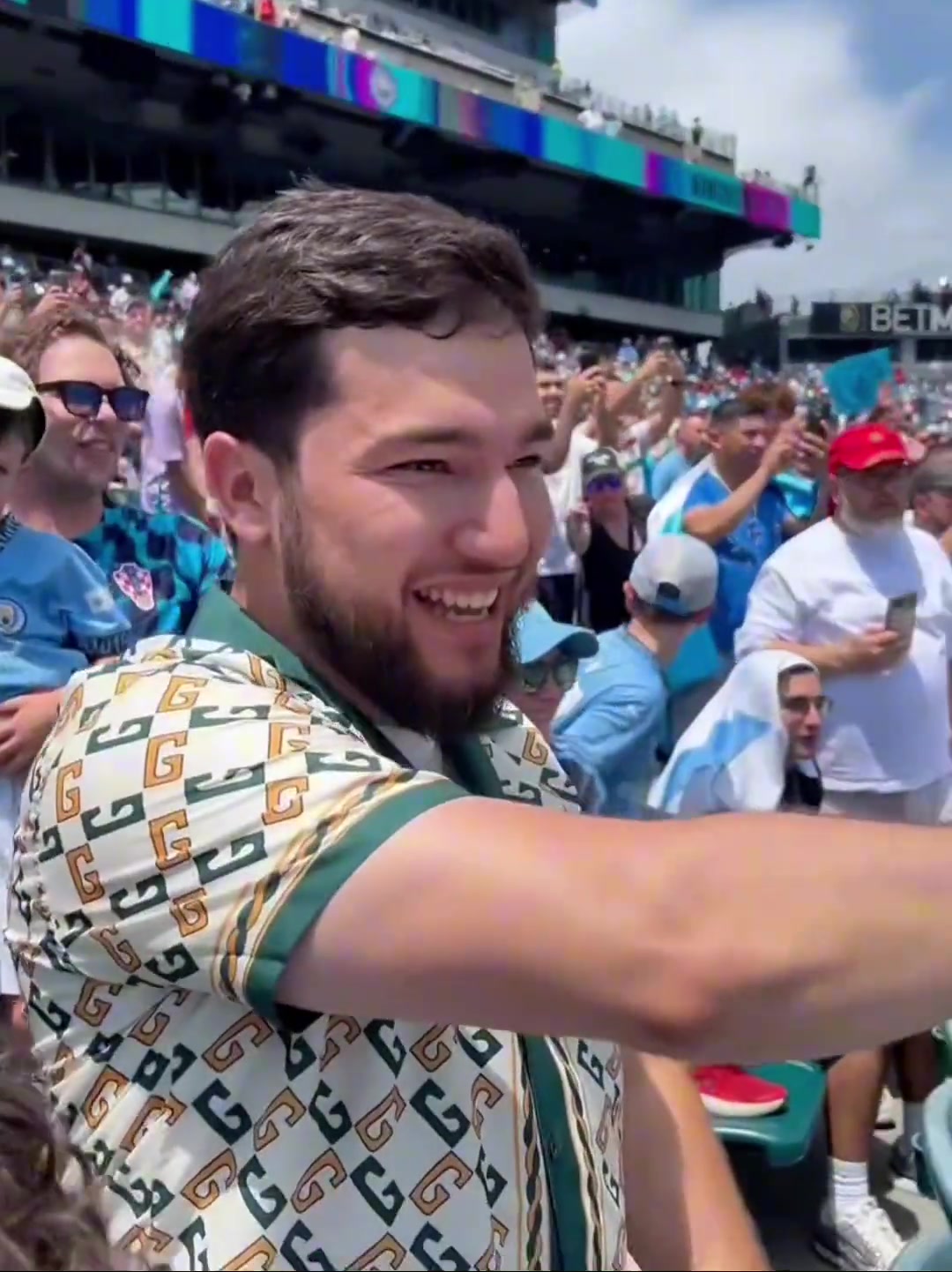 当胡桑诺夫的老朋友来看他踢球小胡羞涩的送出了自己的球衣