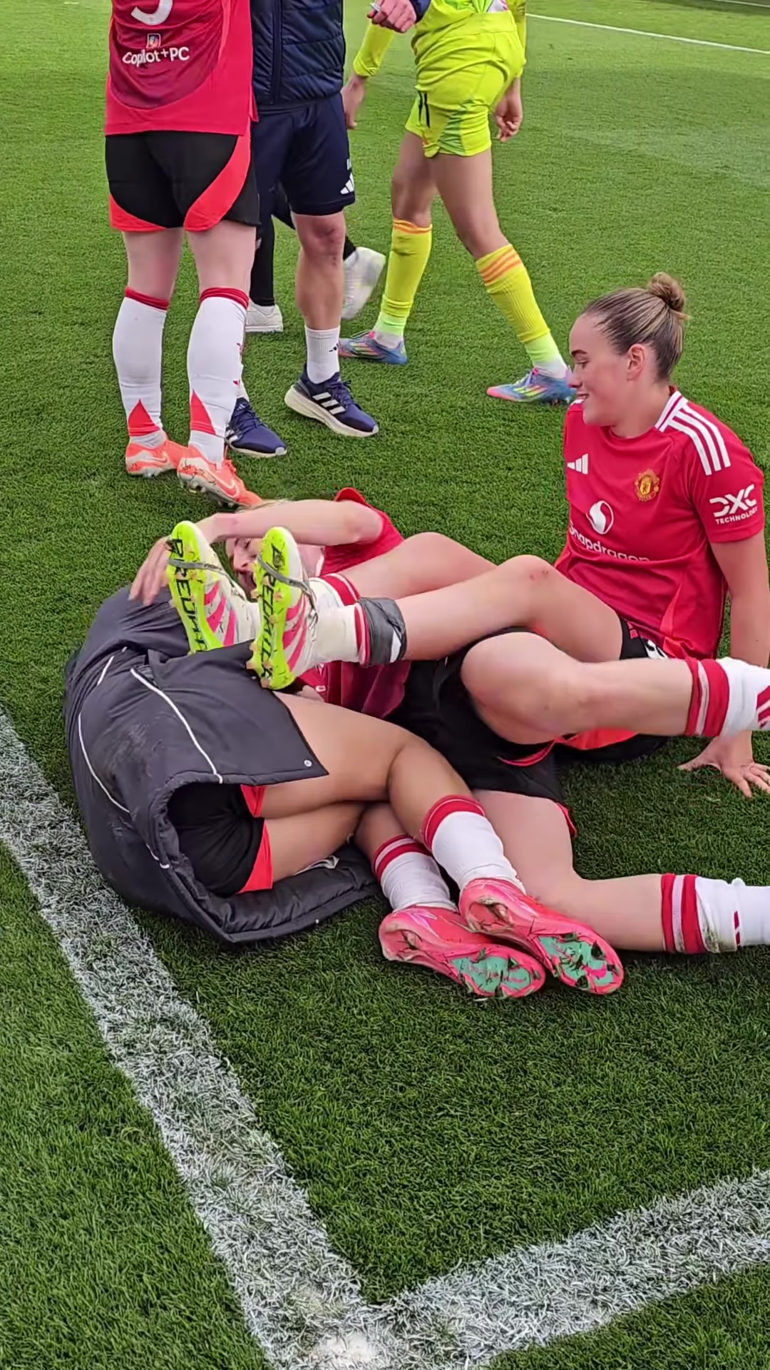 这么刺激曼联女足玩起了叠叠乐能不能带我一起玩呀