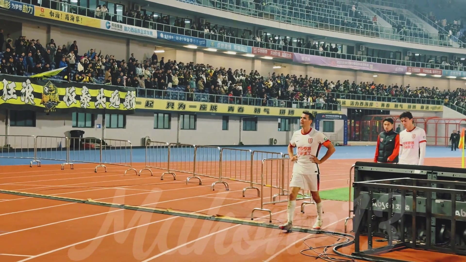 客场绝平西海岸后蓉城全队向球迷谢场