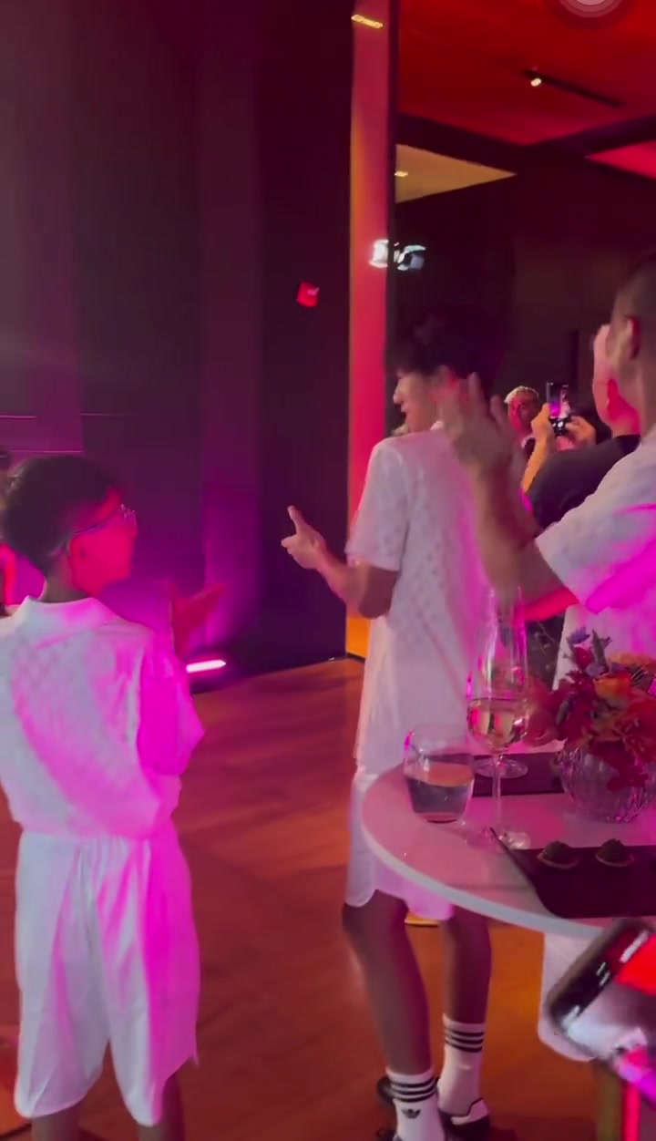 亚马尔中国行来啦18岁的小孩哥这大高个真让人羡慕