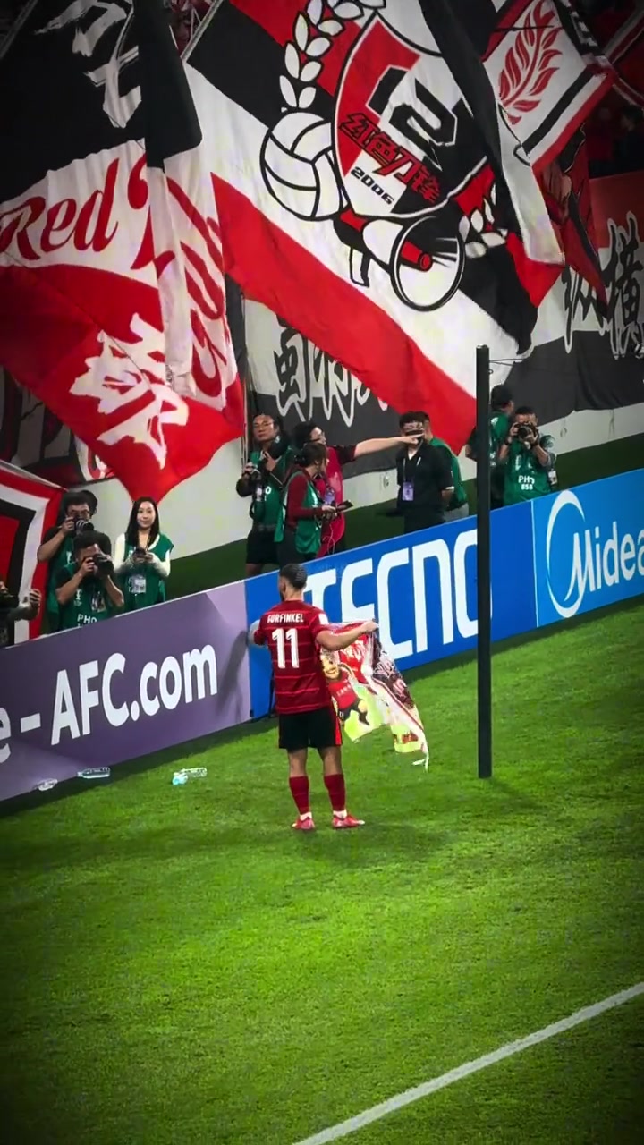 边路飞翼小钢炮丫丫赛后收到了球迷给他的应援旗