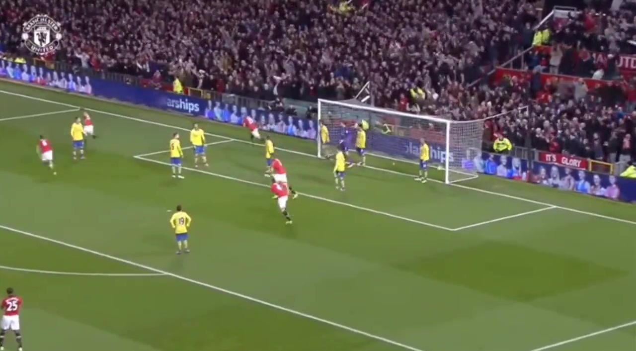 范佩西攻破阿森纳球门后滑跪庆祝的这个场面当时引发了不少争议