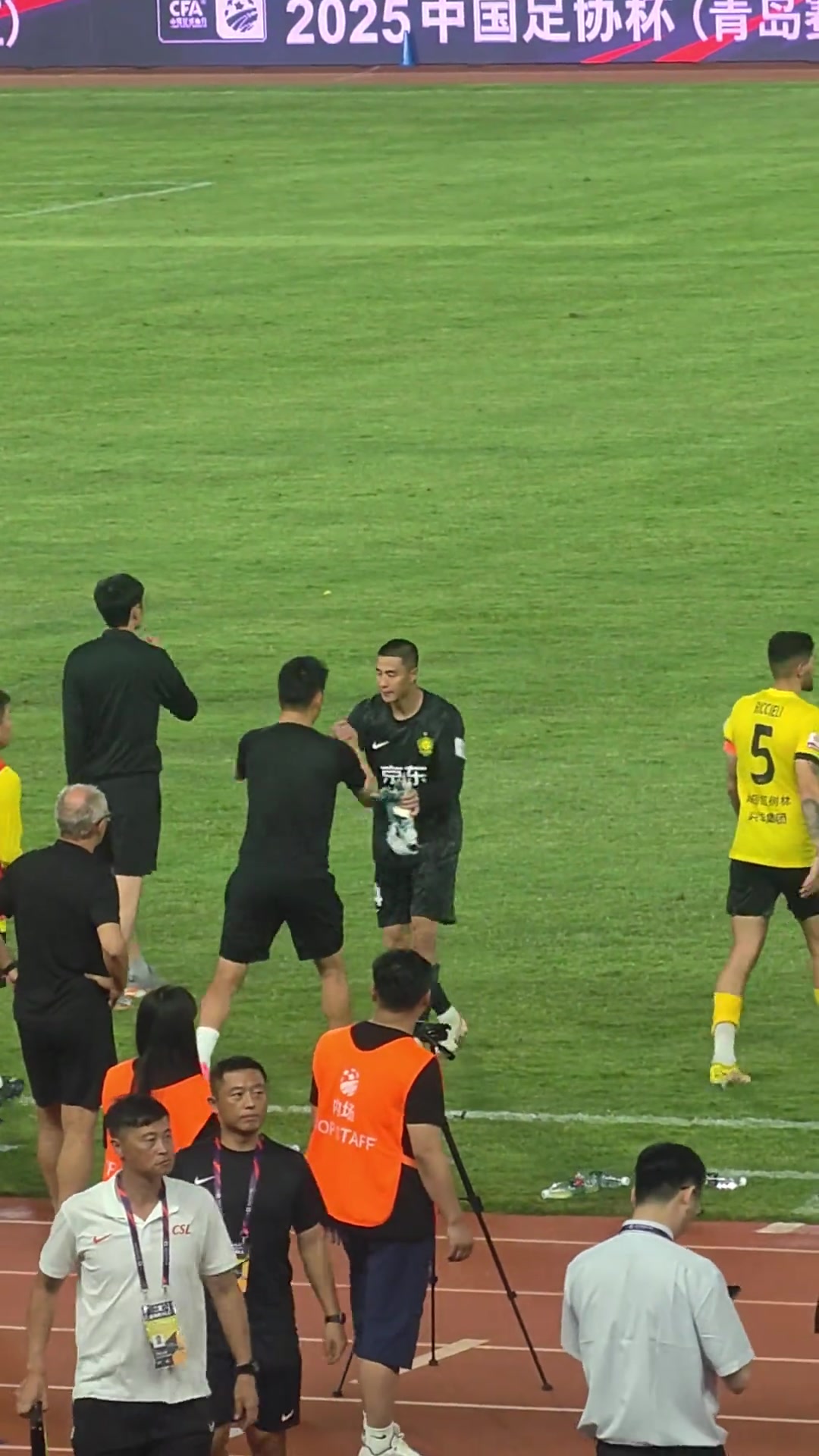 两位国安门神惺惺相惜实拍侯森赛后拥抱杨智