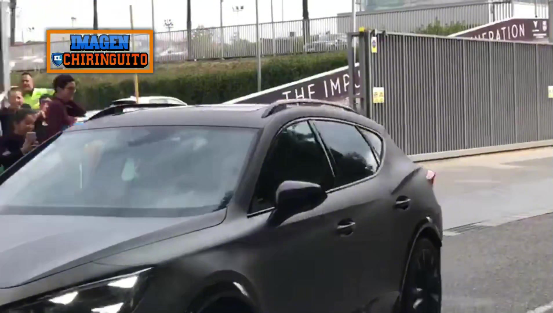 女友上下班接送妮可在巴萨训练结束后接回了亚马尔