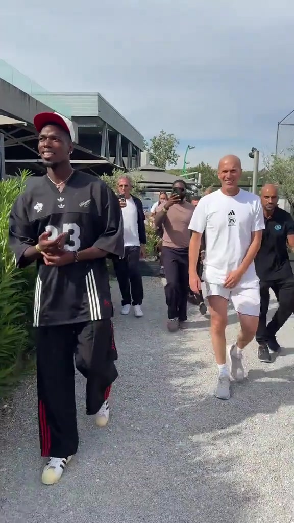 博格巴也是好起来了能和齐达内一起参加活动了齐祖真低调