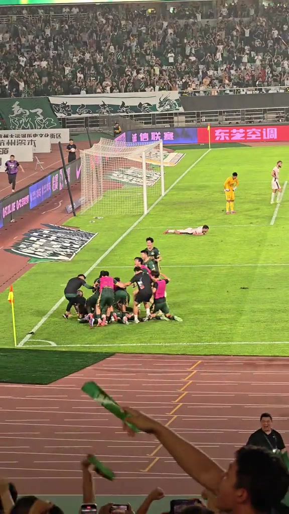 可能是蓉城丢冠的一球浙江队球迷疯狂竖中指嘲讽蓉城球迷