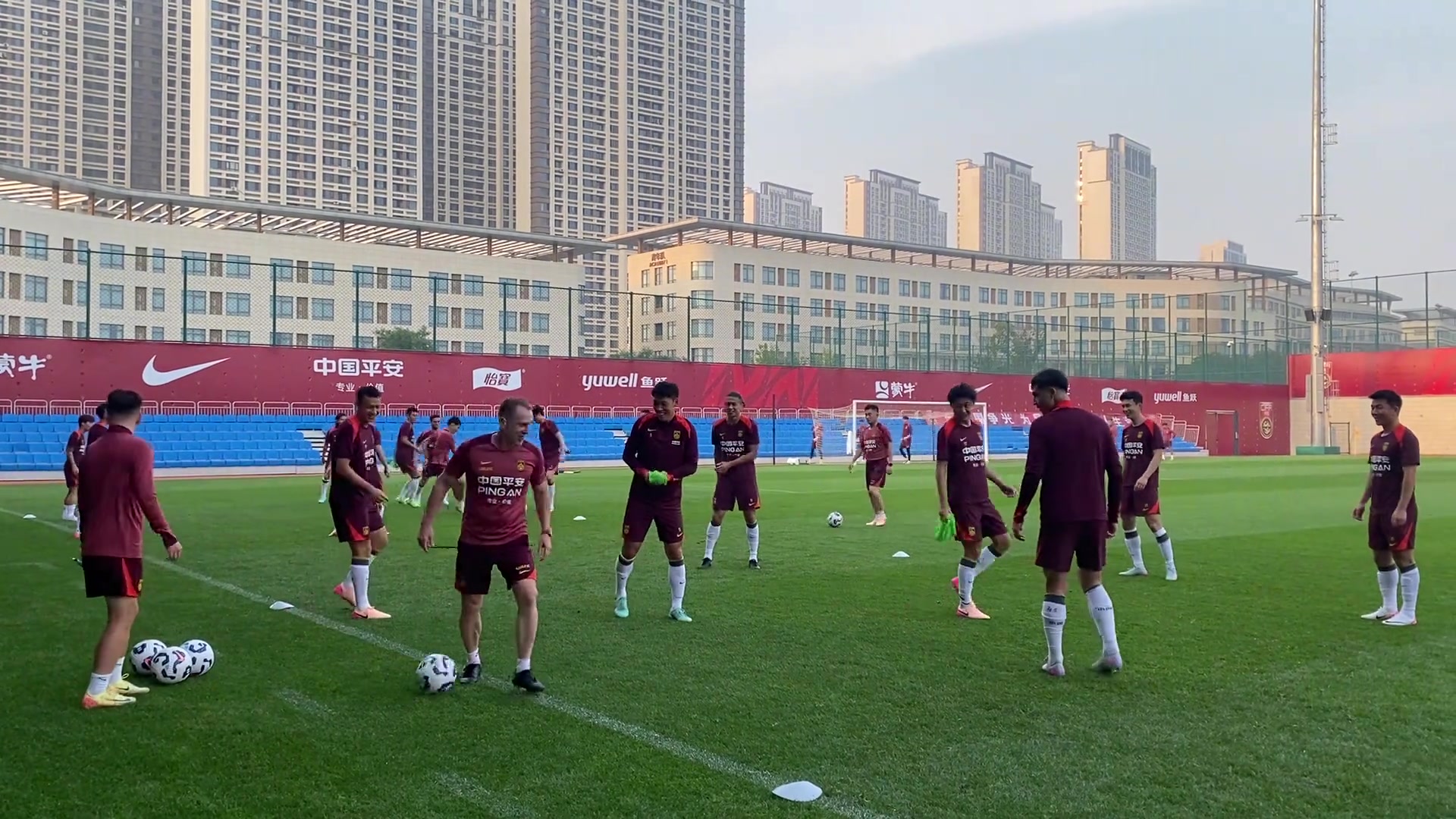 久尔亲自抢圈能做到和队员一起训练证明他是打心眼里热爱足球