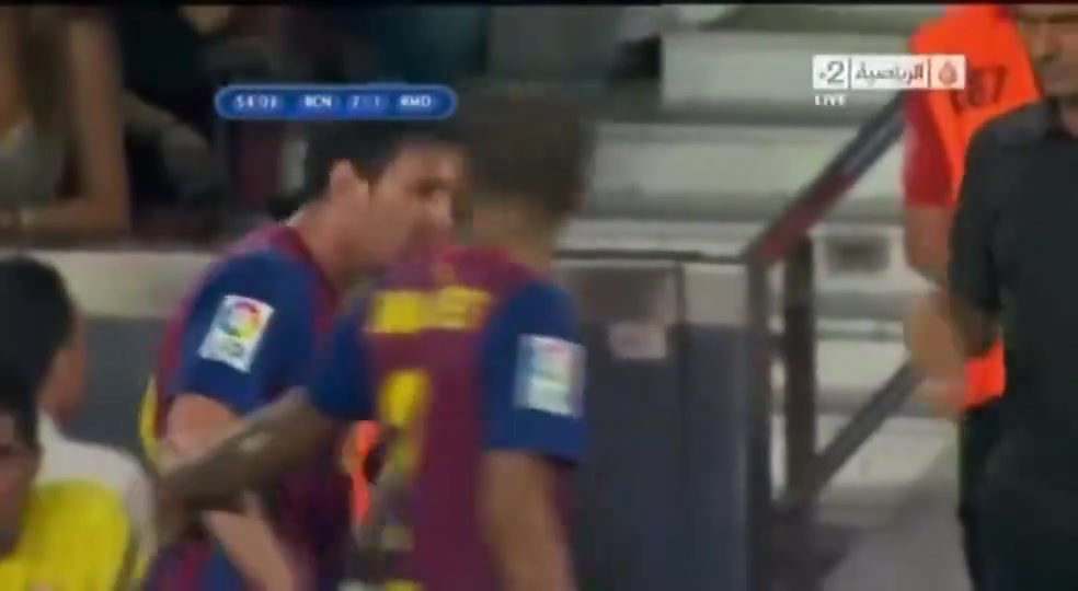 名场面当年穆里尼奥这个在梅西身后的动作是什么意思