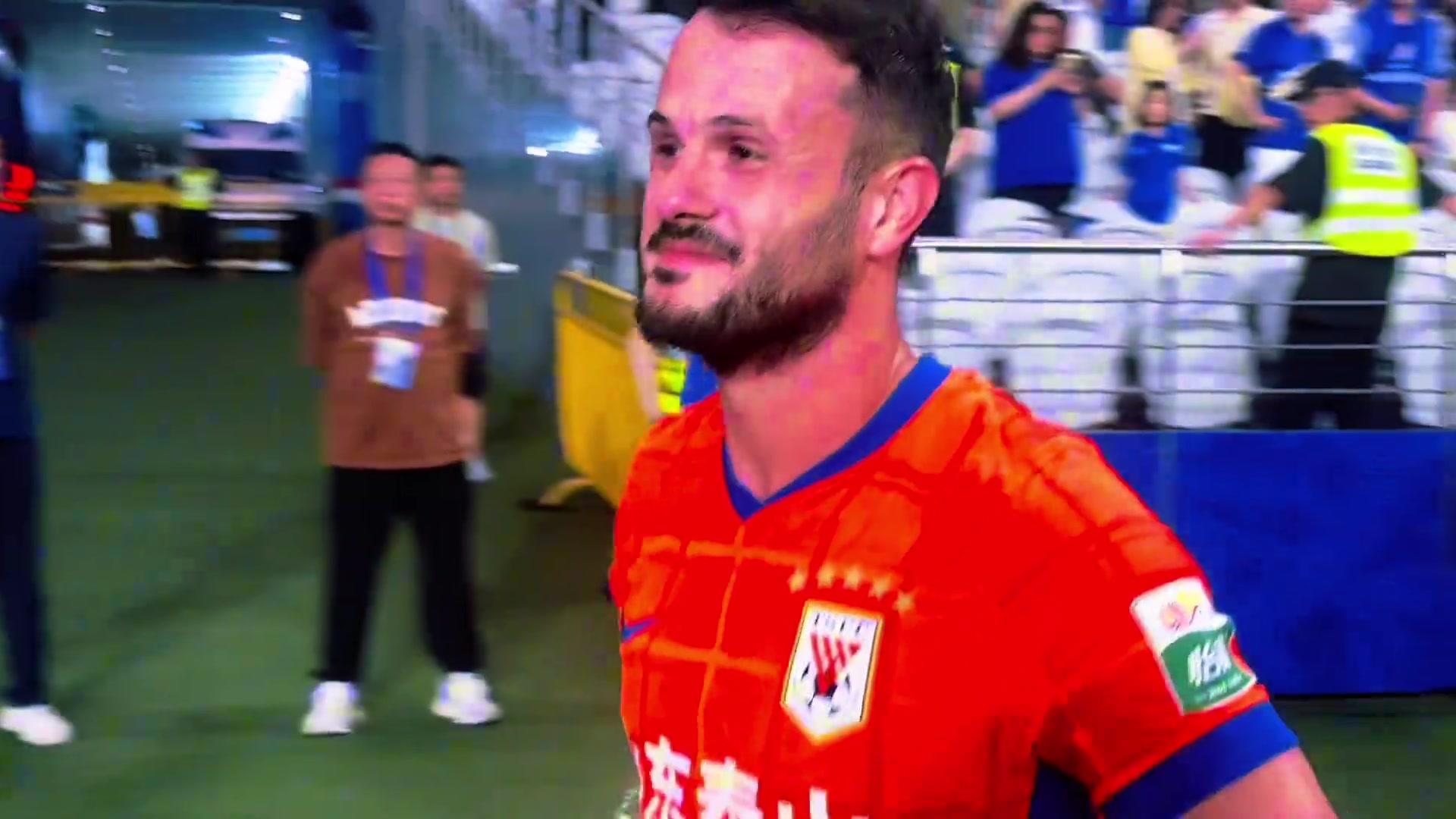 请叫他瓦神对阵申花上演帽子戏法瓦科赛后抱走比赛用球