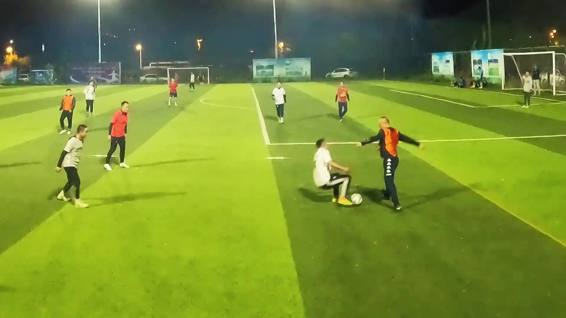 这一脚得散黄了吧踢了别人第一时间不去看还想着踢球呢