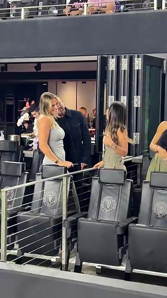 实拍萨巴伦卡与安东内拉聊天梅西老婆这一对比感觉好娇小