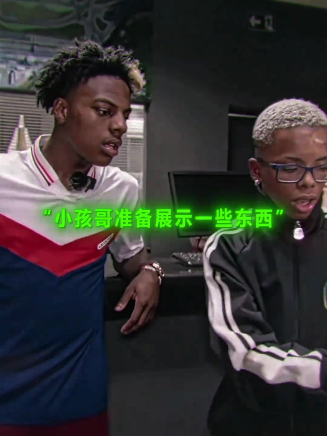 隐藏大佬小孩哥在甲亢哥面前秀和梅西内马尔合照装到了