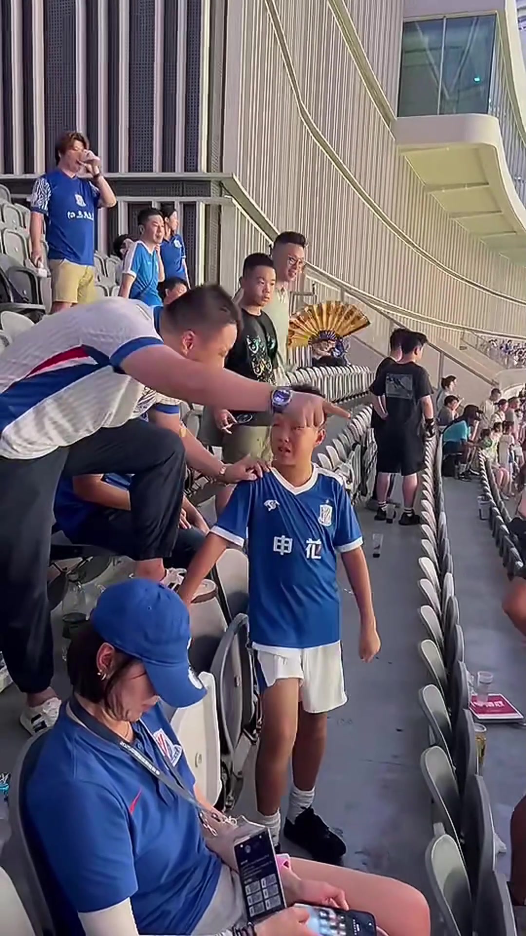 申花小球迷哭了大人安慰我们还领先他们申花一定会拿冠军