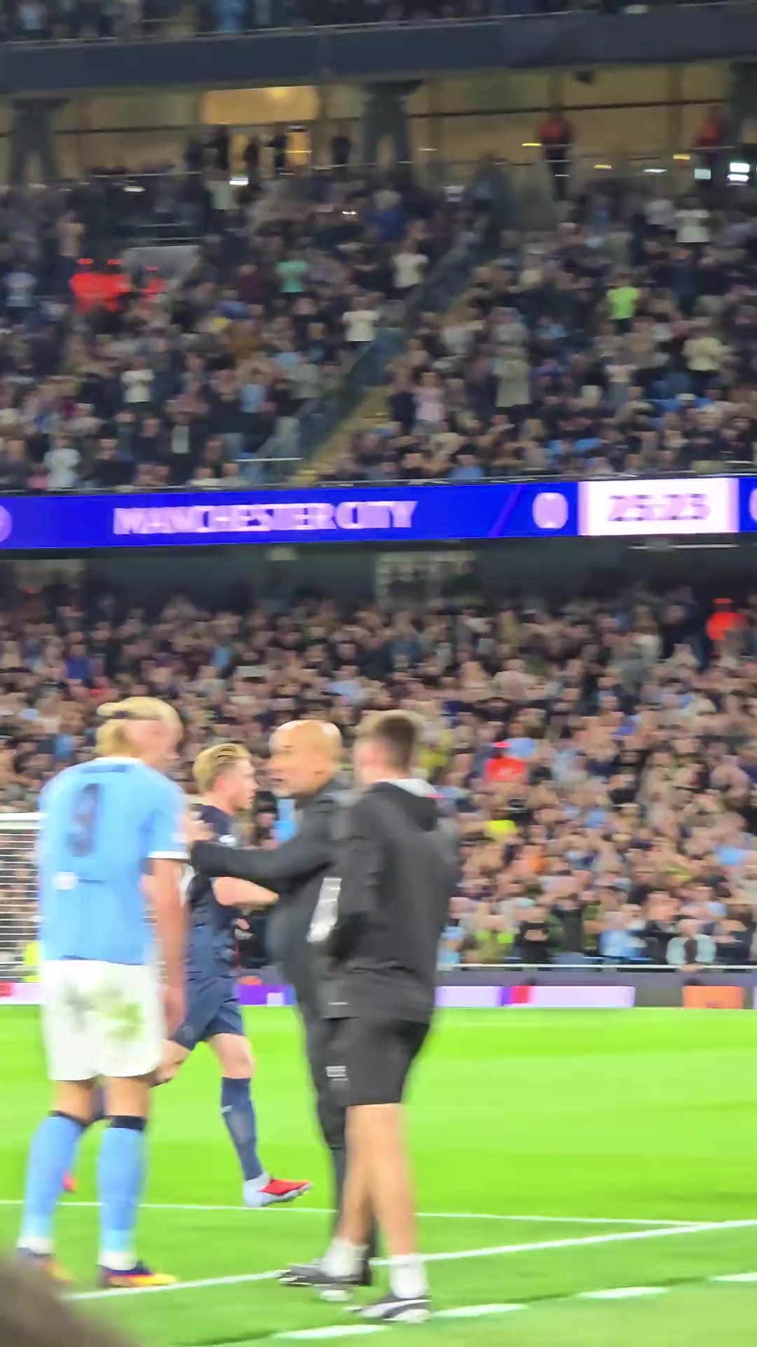 致敬传奇丁丁被换下场曼城球迷起立鼓掌高唱德布劳内之歌