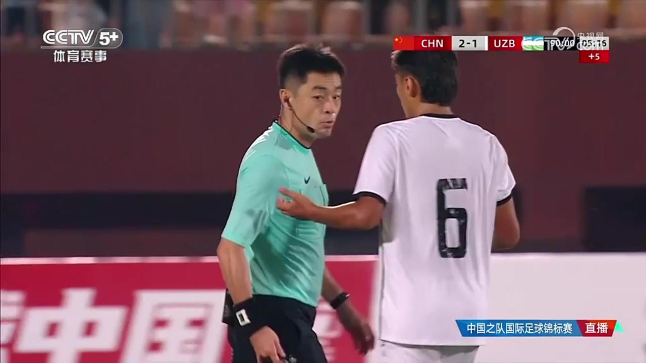 对判罚不满赛后乌兹别克球员围着中国主裁讨要说法