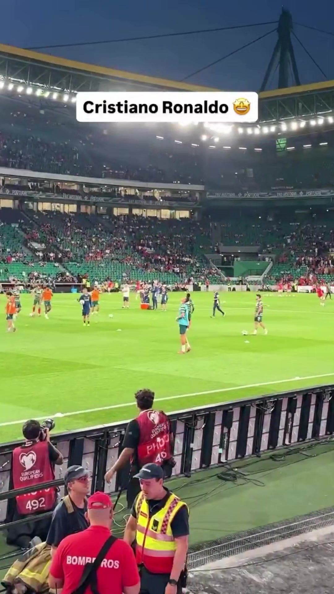 有难度的热身时C罗向球迷展示高空停球稳稳停下 小装一波