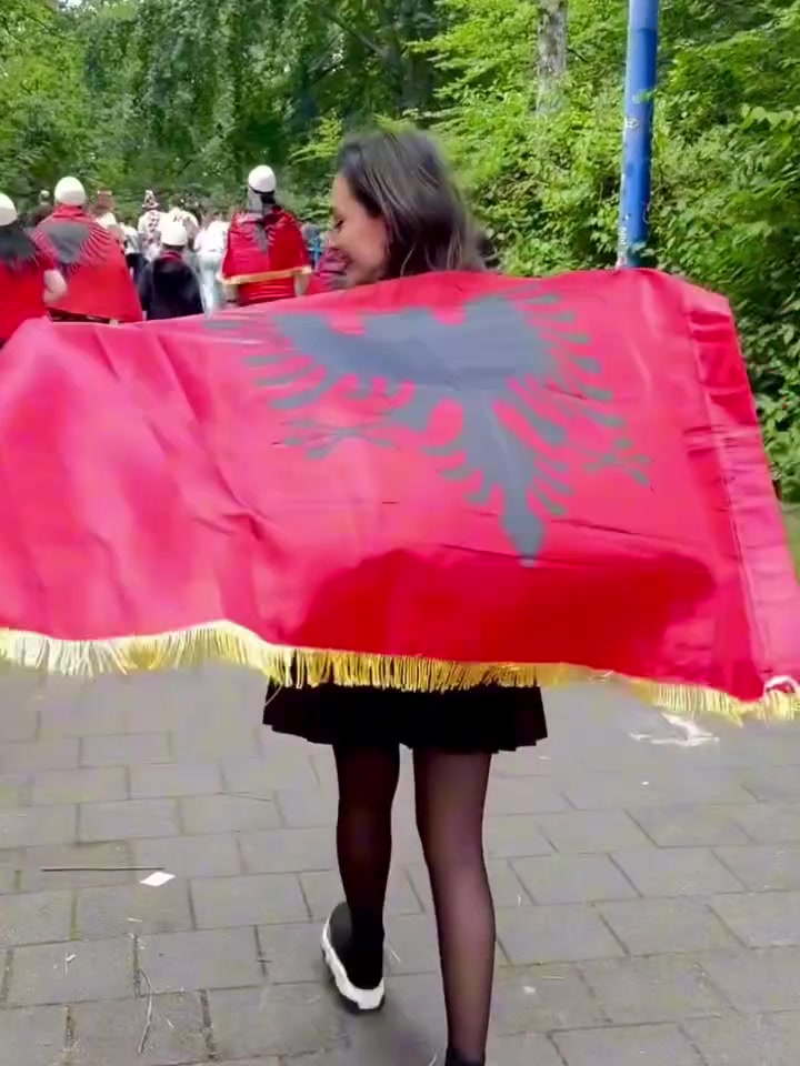 烈焰红唇阿尔巴尼亚女主持大秀性感身材这一抹红真好看