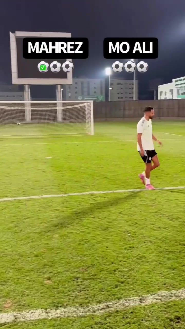 双胞胎马赫雷斯和长相酷似自己的网红比拼射门