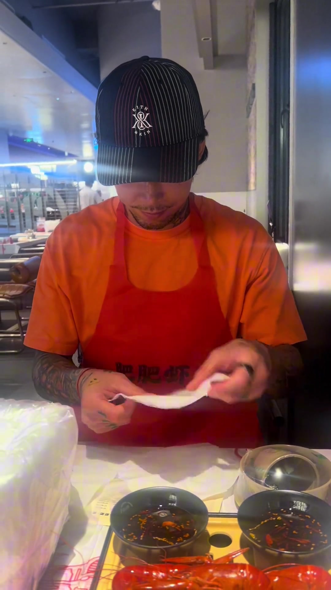 张琳芃爱妻明明是陪我来吃个清蒸蓝龙怎么感觉变成了主刀医生