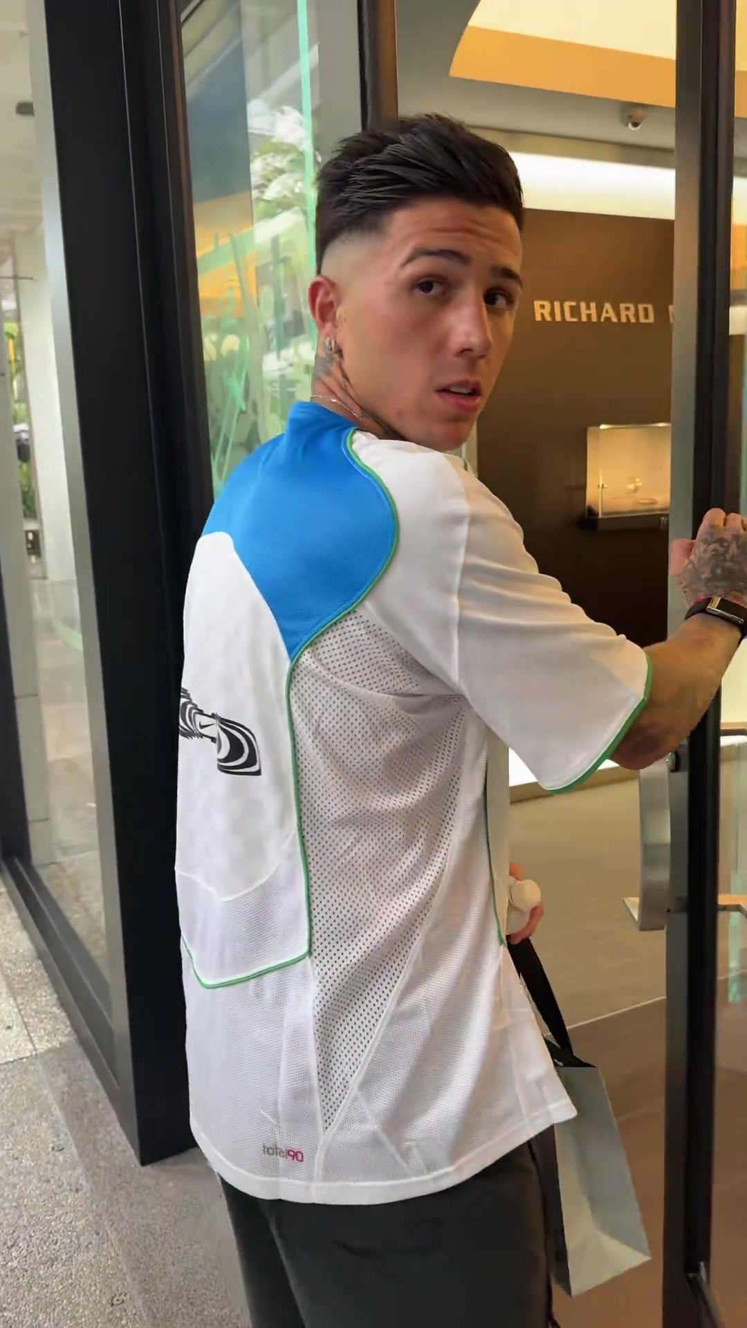 疑似黄牛找恩佐买表被拒恩佐识别出来了还是听不懂英语啊