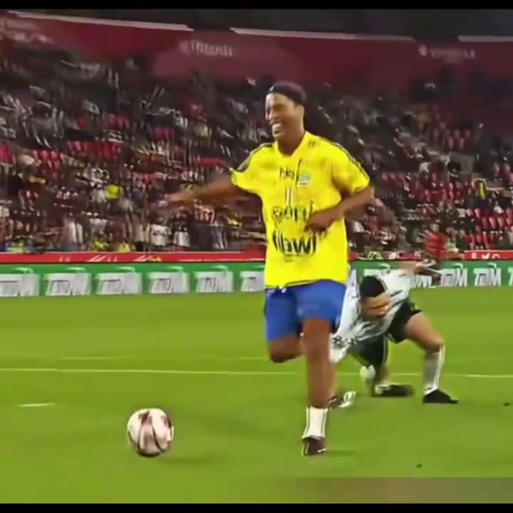 先庆祝再射门的自信名场面伊布这个真的被他装到了